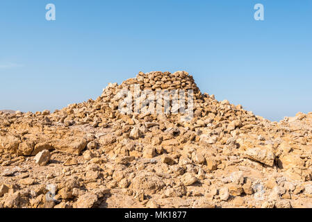 Le antiche sepolture in tombe Barshaw nella periferia di Mascate e Oman. Le tombe sono formate utilizzando pietre trovate sparpagliate sul terreno Foto Stock
