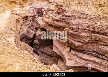 Sventolato e rocce stratificate e Red canyon dal di sopra, formata ed erose dall'acqua in passato. Riserva naturale vicino alla città di Eilat, nel deserto del Negev in Israele è popul Foto Stock