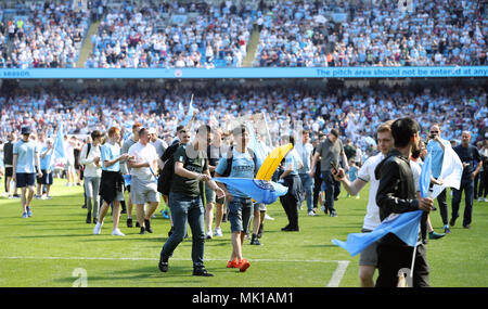 Manchester City tifosi invadere il passo dopo il match di Premier League al Etihad Stadium e Manchester. Foto Stock