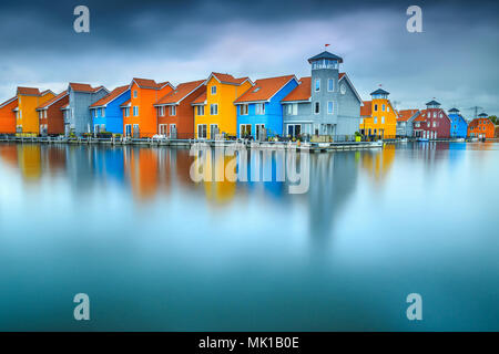 Olandesi famosi cityscape, Reitdiephaven street con le tradizionali case colorate su acqua, Groningen, Paesi Bassi, Europa Foto Stock