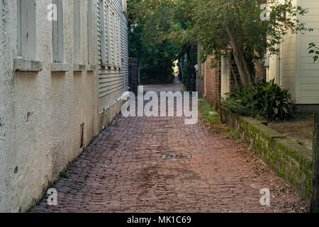 Percorso di mattoni rivestiti vicolo in città vecchia passano attraverso Foto Stock