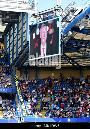 Un omaggio per il sir Alex Ferguson è visualizzato come l'ex Manchester United manager rimane in terapia intensiva durante il match di Premier League a Stamford Bridge, Londra. Foto Stock