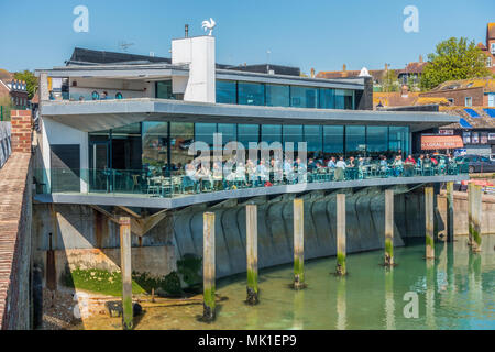 Ristorante RockSalt,Folkestone,Porto,Kent ROCKSALT Ristorante, Bar & camere oltre a sbalzo FOLKESTONE Harbour con vista panoramica dal soffitto al pavimento e visualizzare Foto Stock