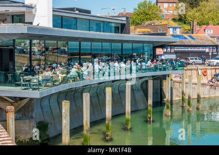 Ristorante RockSalt,Folkestone,Porto,Kent ROCKSALT Ristorante, Bar & camere oltre a sbalzo FOLKESTONE Harbour con vista panoramica dal soffitto al pavimento e visualizzare Foto Stock