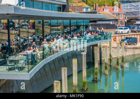 Ristorante RockSalt,Folkestone,Porto,Kent ROCKSALT Ristorante, Bar & camere oltre a sbalzo FOLKESTONE Harbour con vista panoramica dal soffitto al pavimento e visualizzare Foto Stock