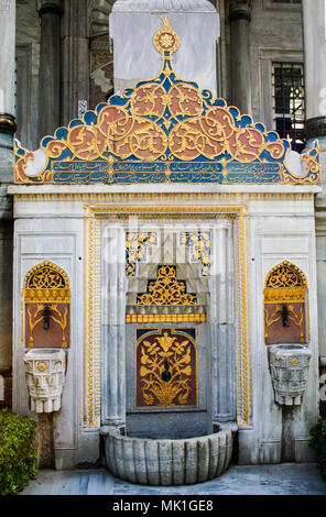 Bella Fontana decorata nel palazzo Topkapi a Istanbul, Turchia Foto Stock