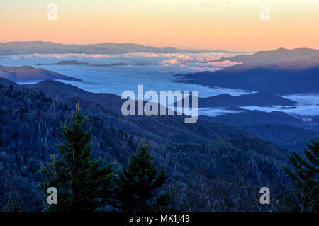 Sunrise dall'acqua la manopola di roccia si affacciano su Blue Ridge Parkway. Trovato a mile post 451,2 questo trascurare fornisce un quasi 360 vista ed è quasi Foto Stock