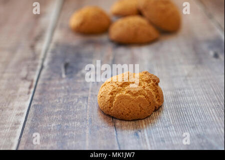 Italian Amaretti su un tavolo di legno top Foto Stock
