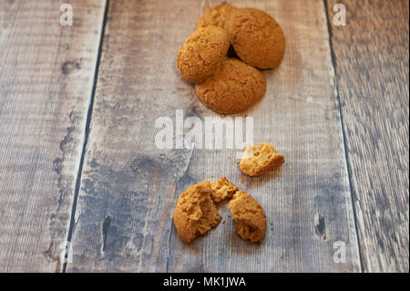 Italian Amaretti su un tavolo di legno top Foto Stock