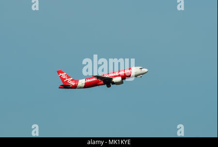 Kuala Lumpur, Malesia - 4 maggio 2018. Un Airbus A320 che di AirAsia decollo dall'Aeroporto Internazionale di Kuala Lumpur (KLIA-KUL). Foto Stock