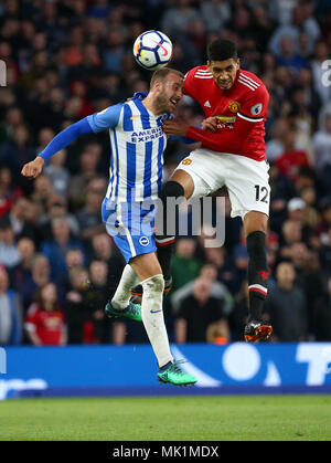 Chris Smalling del Manchester United sfide Glenn Murray di Brighton durante il match di Premier League tra Brighton e Hove Albion e il Manchester United presso la American Express Community Stadium di Brighton e Hove. 04 Maggio 2018.solo uso editoriale *** No merchandising. Per le immagini di calcio FA e Premier League restrizioni si applicano inc. no internet/utilizzo mobile senza licenza FAPL - per i dettagli contatti Football Dataco Foto Stock