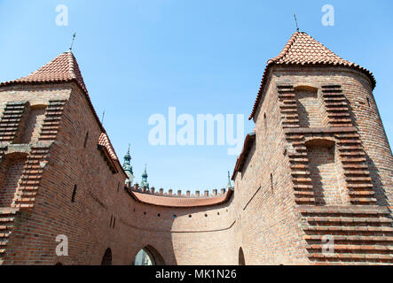 Il XVI secolo il castello di Barbican muro di difesa con torri a Varsavia città vecchia. Foto Stock