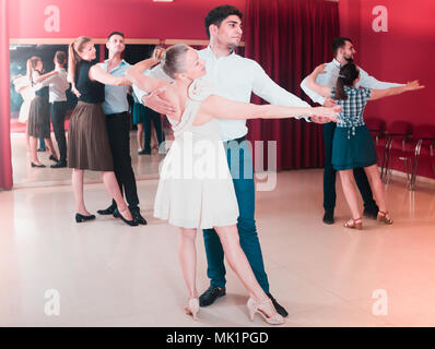 Ordinaria coppie danzanti godendo di foxtrot in studio di danza Foto Stock