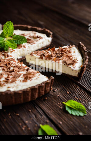 Cheesecake con vaniglia e mascarpone riempimento, crosta di cacao e scaglie di cioccolato Foto Stock