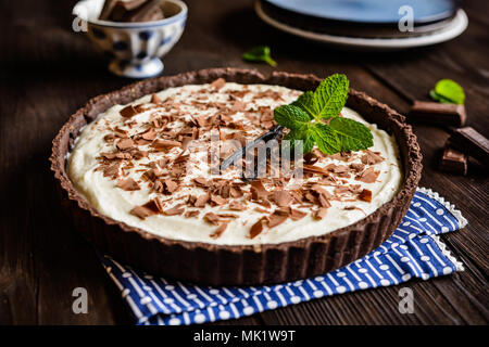 Cheesecake con vaniglia e mascarpone riempimento, crosta di cacao e scaglie di cioccolato Foto Stock