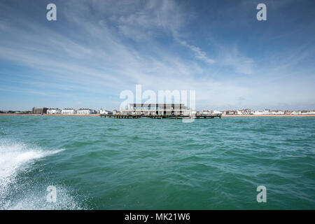 Trattare Pier presi da una barca sul Canale Inglese. Foto Stock