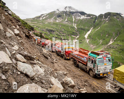 Inceppamento di traffico in Himalaya indiano Foto Stock