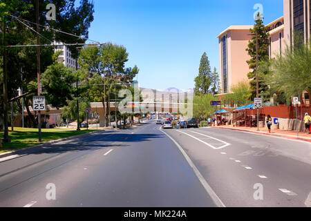 Guardando ad est presso le montagne distanti dal Congresso St nel centro cittadino di Tucson AZ Foto Stock