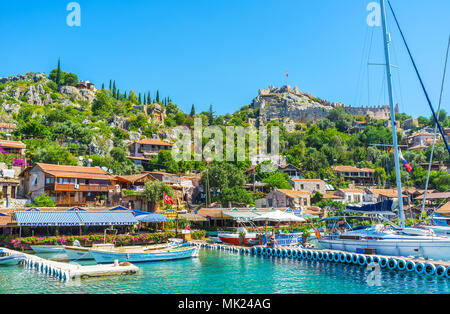 KALEKOY, Turchia - 5 Maggio 2017: Baia di Kekova ais famosa per i piccoli insediamenti sulla sua costa, che offre una perfetta servizio turistico, confortevoli spiagge, bo Foto Stock