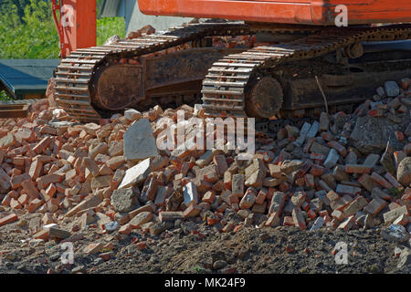 Close up foto di bulldozer catena su una pila di vecchi mattoni, Stapelfeld, Germania Foto Stock