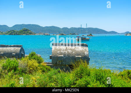 Kekova è famosa per le conserve di monumenti archeologici, come città sommersa o Lycian necropoli con tombe conservati sulla costa verde di Ucagiz, T Foto Stock