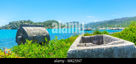 Kekova baia è famosa per i siti archeologici con rovine conservate dai tempi dell antica Lycia, la zona con la pietra di Lycian tombe si trova a Ucagiz Foto Stock