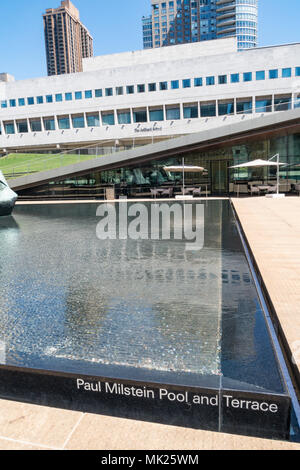 The Juilliard School si trova appena a nord del Lincoln Center Paolo Milstein Piscina e terrazza, NYC Foto Stock