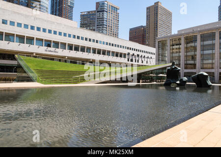 The Juilliard School si trova appena a nord del Lincoln Center Paolo Milstein Piscina e terrazza, NYC Foto Stock