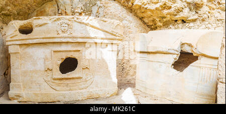 Le rovine di pietra scolpita sarcofago del capitano Eudemos in piccole nicchie nella roccia, Olympos sito archeologico, Turchia Foto Stock