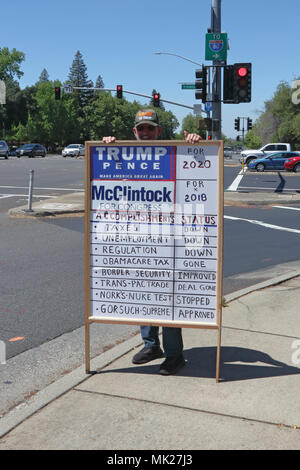 Presidente Trump sostenitore segno portante e marciando sulla strada principale di Roseville, California Foto Stock