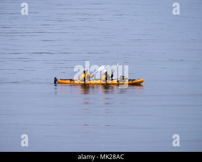 Giovane paddling in tandem in un due-uomo kayak di mare sul Loch Scavaig, Isola di Skye, Scotland, Regno Unito Foto Stock