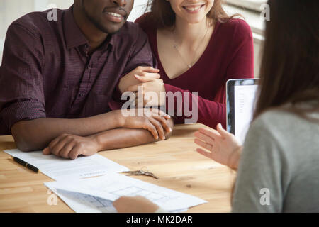 Close up di felice multirazziale giovane acquisto home Foto Stock