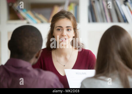 Femmina essendo candidato intervistato da giovani manager Foto Stock