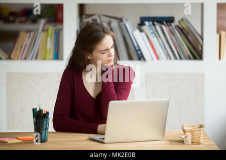 Stanco lavoratore di sesso femminile che soffrono di dolore al collo dopo un duro lavoro Foto Stock