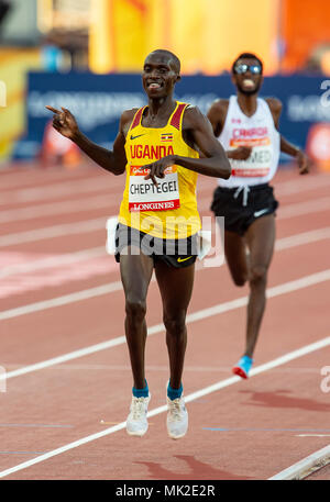 GOLD COAST, Australia - 8 aprile: Joshua Kiprui Cheptegei dell Uganda attraversa la linea di finitura per vincere l'uomo 5000m finale al Gold Coast 2018 Comm Foto Stock