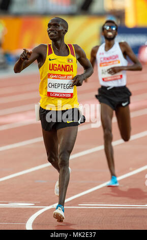 GOLD COAST, Australia - 8 aprile: Joshua Kiprui Cheptegei dell Uganda attraversa la linea di finitura per vincere l'uomo 5000m finale al Gold Coast 2018 Comm Foto Stock