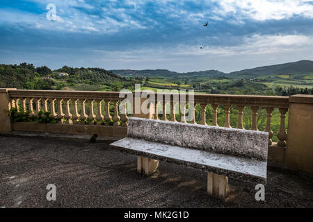 Bibbona, Livorno, Italia - Aprile 2018 il borgo medievale di Bibbona in Toscana, vista panoramica da Bibbona verso Casale Marittimo alla sua countrysi Foto Stock