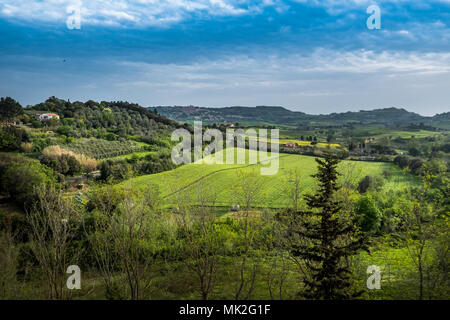 Bibbona, Livorno, Italia - Aprile 2018 il borgo medievale di Bibbona in Toscana, vista panoramica da Bibbona verso Casale Marittimo alla sua countrysi Foto Stock