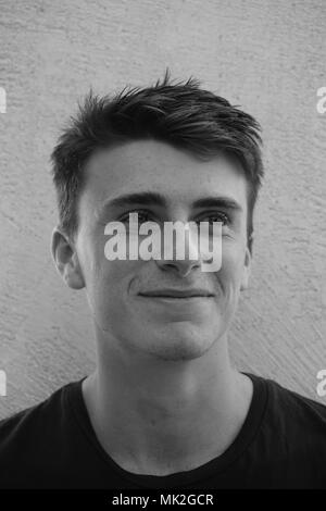 Immagine in bianco e nero del giovane maschio sorridente Foto Stock