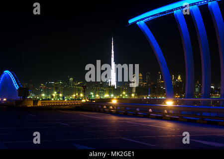 Dubai, Emirati Arabi Uniti, 20 Aprile 2018: Downtown Dubai cityscape vista panoramica dal ponte di Meydan di notte Foto Stock