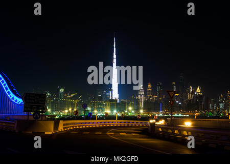 Dubai, Emirati Arabi Uniti, 20 Aprile 2018: Downtown Dubai cityscape vista panoramica dal ponte di Meydan di notte Foto Stock