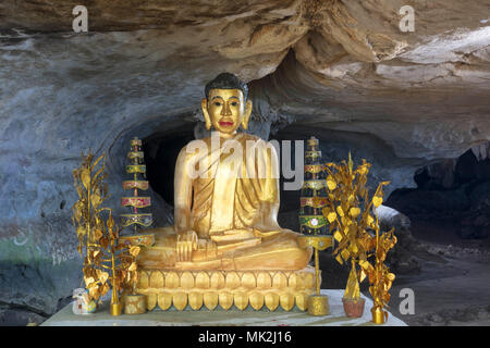 Un Budda seduto effigie in Kampong grotte, Kep Kampot, Cambogia Foto Stock