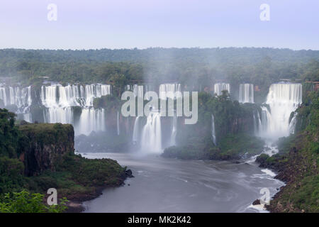 Il Iguassu o cascate Iguacu - il più grande del mondo sistema a cascata sul confine del Brasile un Argentina Foto Stock