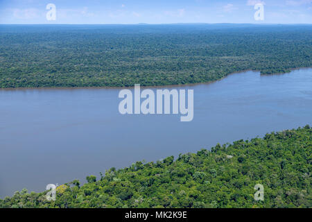 Il giunto Iguacu e a Iguazu parchi nazionali e il fiume Iguacu sul brasiliano e confine argentino Foto Stock