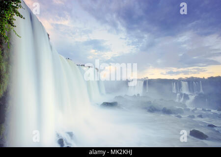 Il Iguassu o cascate Iguacu - il più grande del mondo sistema a cascata sul confine del Brasile un Argentina Foto Stock