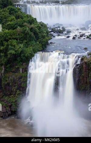 Il Iguassu o cascate Iguacu - il più grande del mondo sistema a cascata sul confine del Brasile un Argentina