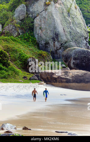 Surfer il Prainha Beach, Rio de Janeiro, Brasile Foto Stock