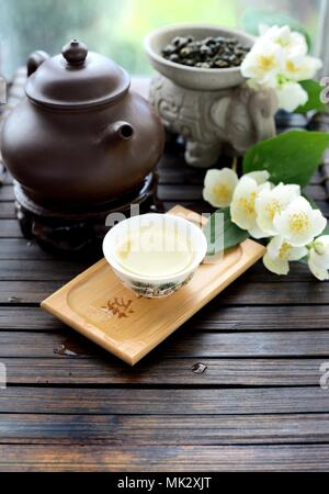 Salutare tè oolong cup con foglie Foto Stock