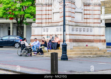 Gruppo di adolescenti localizzazione sul dsteps della torre dell'orologio, Gravesend Kent Foto Stock