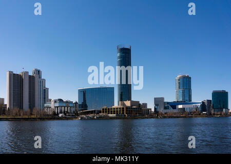 Ekaterinburg, Russia - 02 Marzo 2018: panorama della città e vista della torre di Iset dal lungomare della città stagno Foto Stock